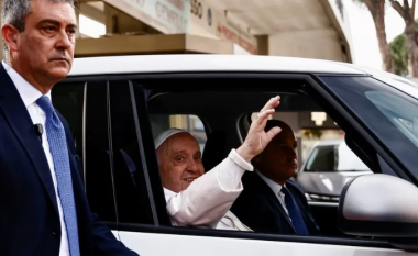 “Jam ende gjallë”, thotë Papa Françesku pasi doli nga spitali