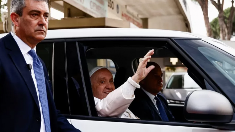 “Jam ende gjallë”, thotë Papa Françesku pasi doli nga spitali