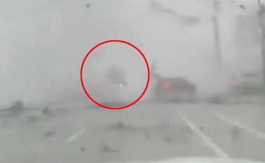 Kamera kap momentin kur tornadoja e rrotullon një veturë në Florida