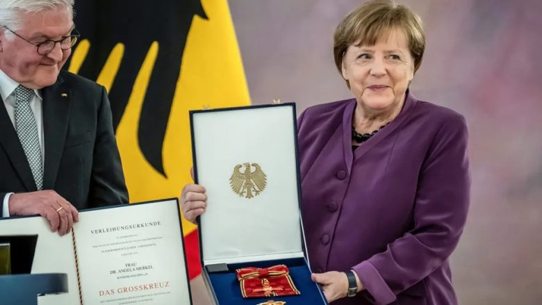 Merkel dekorohet me çmimin më të lartë në Gjermani, një nder që iu dha vetëm dy ish-liderëve të tjerë para saj