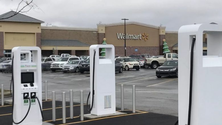 Walmart do të sjellë stacione për karikim të shpejtë të veturave elektrike në mijëra dyqane në të gjithë SHBA-në