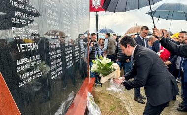 Kurti zbuloi pllakën përkujtimore në Shtuticë, kujton mizoritë e forcave serbe në Drenas