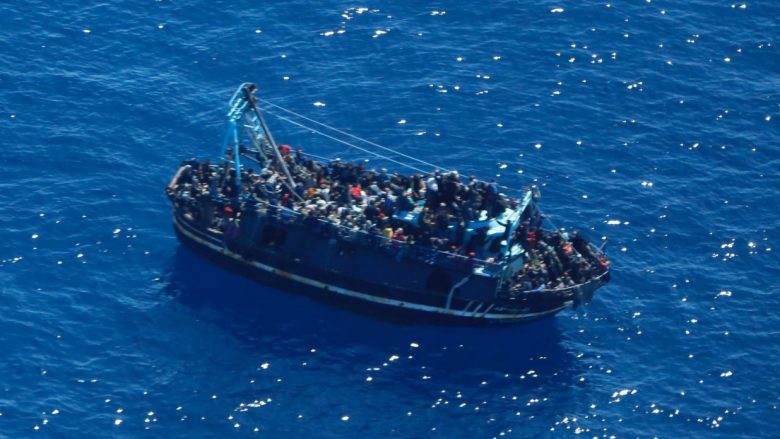 Shqetësime se mund të ndodhë më e keqja: Një varkë midis Greqisë dhe Maltës ‘po e merr uji’, rreth 400 njerëzit në të ‘në ankth’
