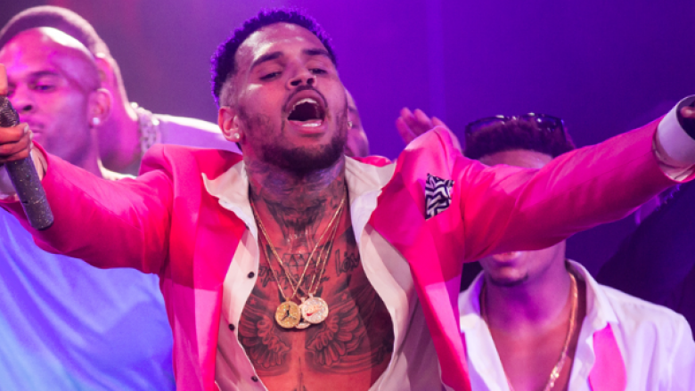 Një producent muzikor pretendon se Chris Brown e ka goditur atë me shishe në kokë në një klub nate