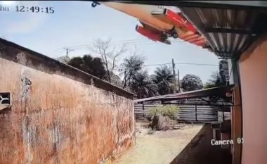 Aeroplani i ngarkesave “preu një pemë” në Kolumbi ndërsa u ngrit – ishte vetëm pak centimetra mbi telat elektrik