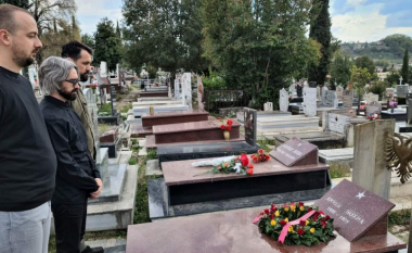 Apasiev dhe “E Majta” në Tiranë, homazhe tek varri i Enver Hoxhës