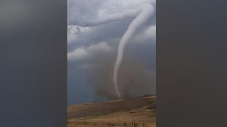 Shkaktoi viktima dhe dëme materiale, pamje që tregojnë tornadon që “shpërthen” nëpër një fushe të misrit në Iowa
