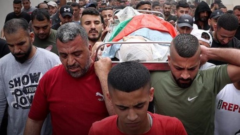 Mijëra njerëz morën pjesë në funeralin e 15-vjeçarit të vrarë nga forcat izraelite në Bregun Perëndimor