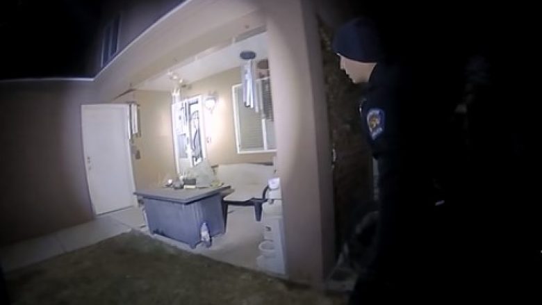 Policia në New Mexico shkoi në adresë të gabuar dhe qëlloi për vdekje pronarin e shtëpisë – pamjet tregojnë ngjarjen