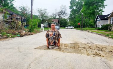 Burri nga Houston u fut në gropën e thellë në rrugë për të tërhequr vëmendjen e autoriteteve të qytetit – dhe kjo rezultoi me sukses