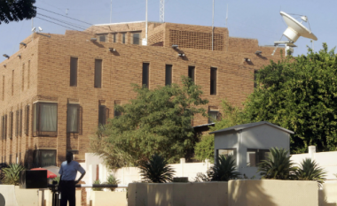 Diplomatët britanikë evakuohen nga Sudani përmes një operacioni “kompleks”