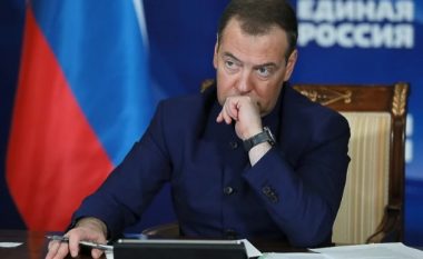 Polonia ironizon me ish-presidentin rus, Medvedev: Keni parasysh se kombinimi i alkoolit me drogën është shumë i rrezikshëm