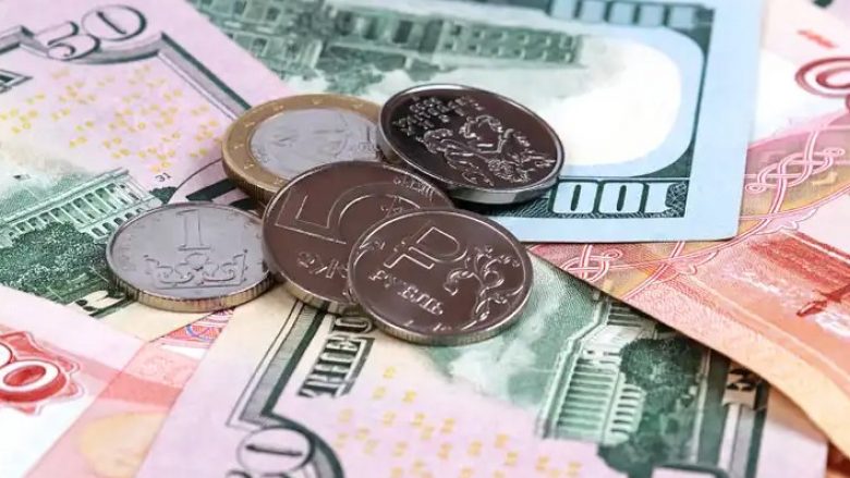 Rubla ruse ra në nivelin më të ulët në 11 muaj kundrejt dollarit dhe euros
