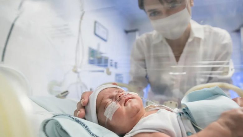 Dy foshnja lindin me dëmtime në tru në Miami – nënat e tyre ishin të infektuara me coronavirus gjatë shtatzënisë