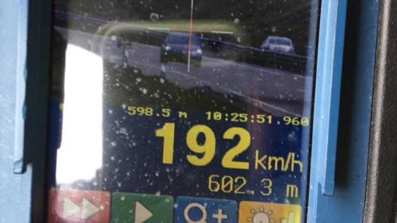 Voziti 192 km/h, Policia e gjobit me 300 euro, 3 pikë negative dhe 3 muaj ndalim të vozitjes