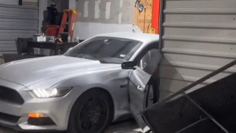 Shoferi i një veture Ford Mustang tentoi të futej në një garazh – por e harroi derën e veturës hapur