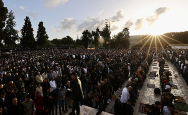 Rreth 120 mijë besimtarë e falën namazin e Bajramit në xhaminë al-Aqsa të Jerusalemit