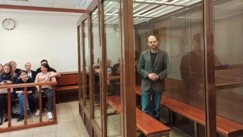 Kritiku i Putinit që u dënua me 25 vjet burg thotë se “Rusia do të jetë e lirë” – bashkëshortja përshkruan gjendjen e tij shëndetësore pas dy helmimeve