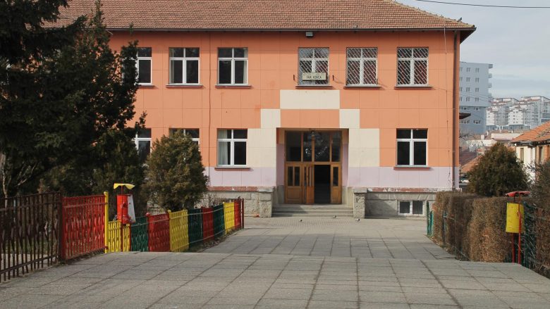 Dy nxënës goditen nga rryma elektrike në shkollën “Faik Konica” në Prishtinë, dërgohen për trajtim mjekësor