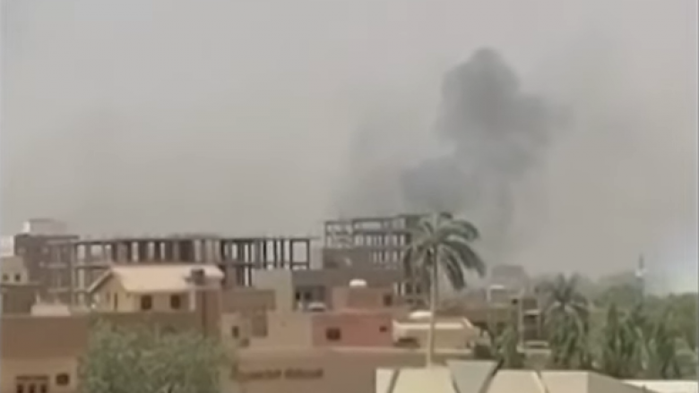 Të paktën tre të vdekur në kryeqytetin e Sudanit për shkak të përplasjes midis ushtrisë dhe forcave paraushtarake