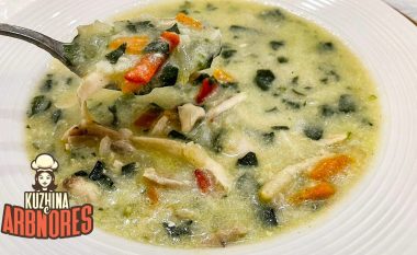 Supë me mish pule, spinaq dhe miell misri