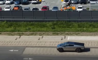 Mbulesa e gomës së Cybertruck shkëputet dhe fluturon në ajër përgjatë një autostrade të ngarkuar