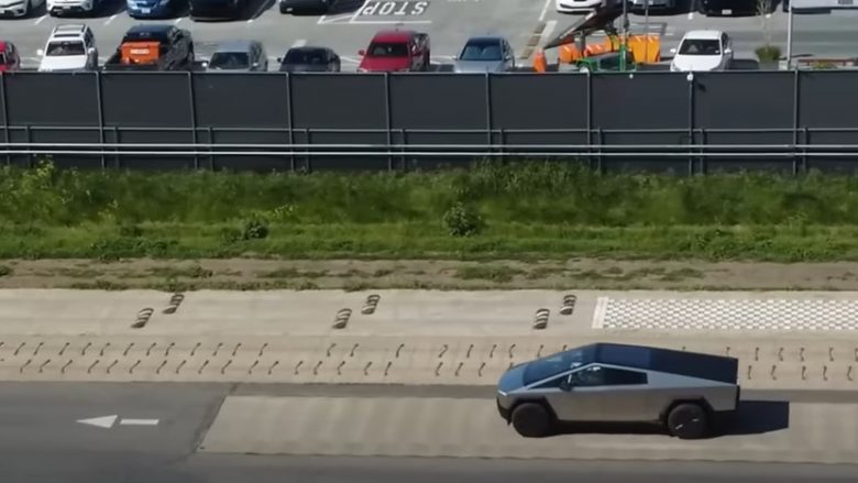 Mbulesa e gomës së Cybertruck shkëputet dhe fluturon në ajër përgjatë një autostrade të ngarkuar