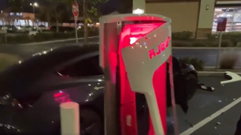 Ndonëse pika karikuese e Tesla-s ishte dëmtuar nga jashtë, shoferi arriti ta mbushte automjetin e tij elektrik