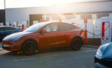 Tesla padit zinxhirin gjerman të pompave të derivateve mbi të drejtën e instalimit të karikuesve të veturave elektrike në autostradë