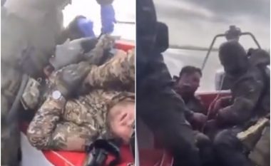 Ushtarët e plagosur ukrainas këndojnë himnin gjatë evakuimit