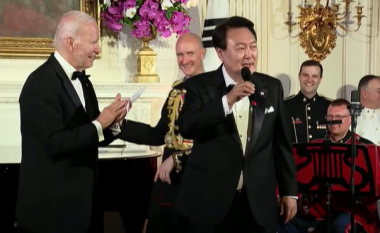 Presidenti i Koresë së Jugut ia thotë këngës në ndejën e Bidenit në Shtëpinë e Bardhë