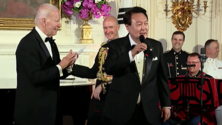 Presidenti i Koresë së Jugut ia thotë këngës në ndejën e Bidenit në Shtëpinë e Bardhë
