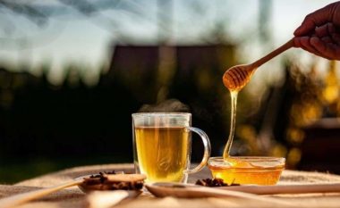 Pesë arsyet pse gratë japoneze pinë çdo ditë ujë me mjaltë