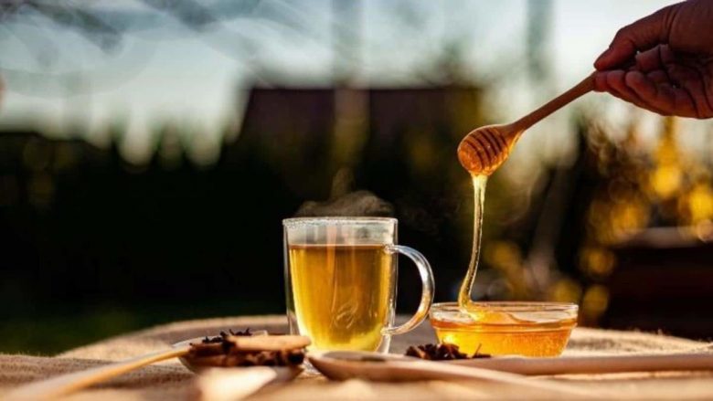 Pesë arsyet pse gratë japoneze pinë çdo ditë ujë me mjaltë