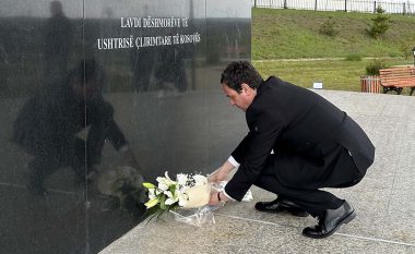 Kurti bëri homazhe në Kompleksin Memorial në Marinë, vlerëson lartë luftën e komandantit Ilaz Kodra
