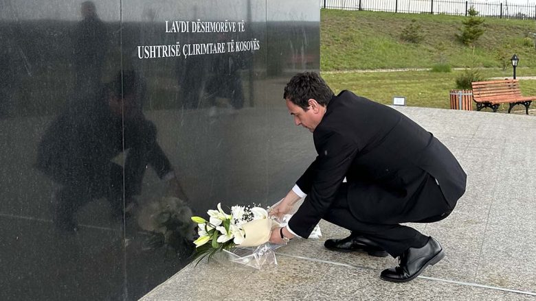 Kurti bëri homazhe në Kompleksin Memorial në Marinë, vlerëson lartë luftën e komandantit Ilaz Kodra