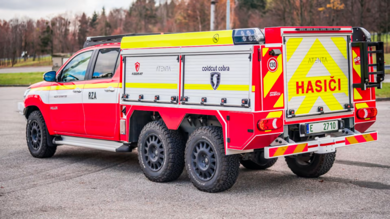 Zjarrfikësja Toyota Hilux 6×6 u përgjigjet thirrjeve për zjarret nëpër parkingjet e Evropës