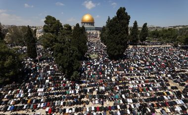 Më shumë se 130 mijë palestinezë u mblodhën për lutje në xhaminë Al-Aqsa