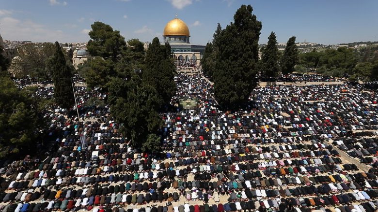 Më shumë se 130 mijë palestinezë u mblodhën për lutje në xhaminë Al-Aqsa