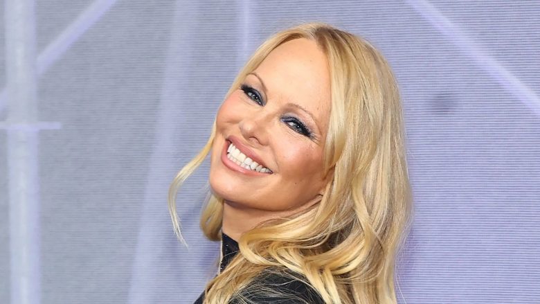 Dantella, temina, perla: Pamela Anderson u shfaq në tapetin e kuq të kopsitur deri në fyt