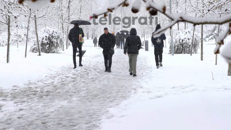 Mëngjeset e ftohta, gjatë ditës reshje të pakta bore