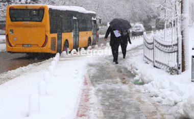 ​Bora vështirëson qarkullimin e automjeteve në disa rrugë