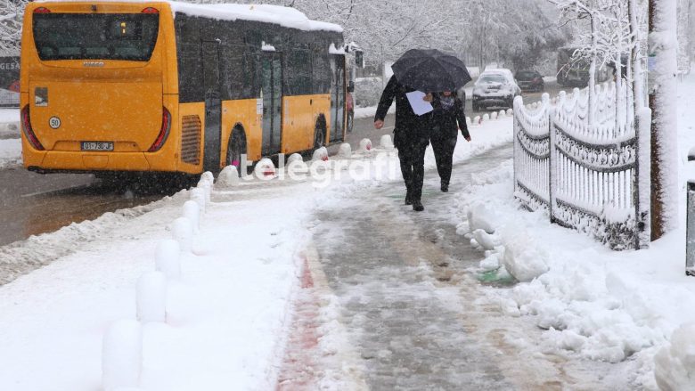 ​Bora vështirëson qarkullimin e automjeteve në disa rrugë