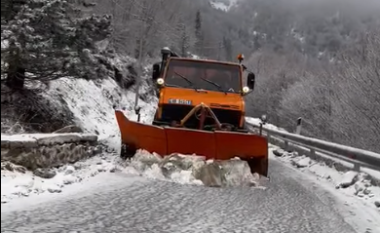 Borë dhe shi në zonat malore në Shqipëri, ARRSH: Rrugët janë të hapura