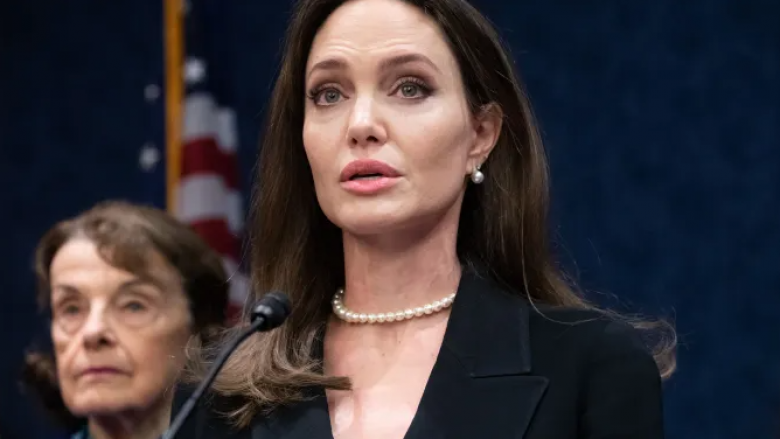 Angelina Jolie u jep mbështetjen e saj protestuesve iranianë që po kërkojnë ndryshime gjithëpërfshirëse në ligjet strikte të vendit