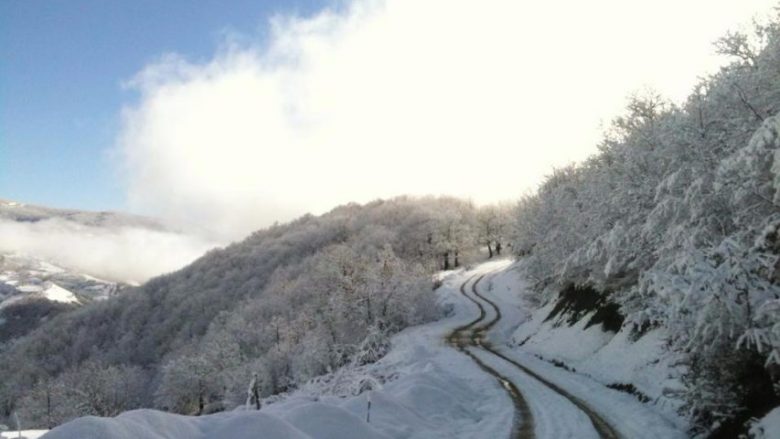 Dimër në pranverë, reshje bore në veri të Shqipërisë