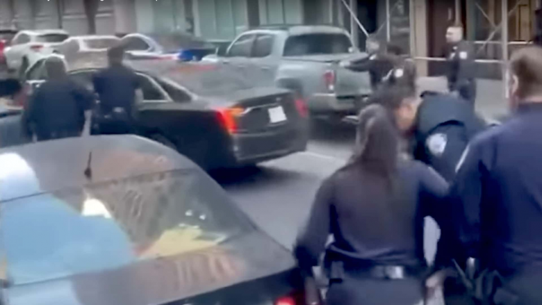 Shoferi amerikan godet policët, e pastaj përplaset afër një restoranti në një ndjekje të ‘egër’ në Nju Jork