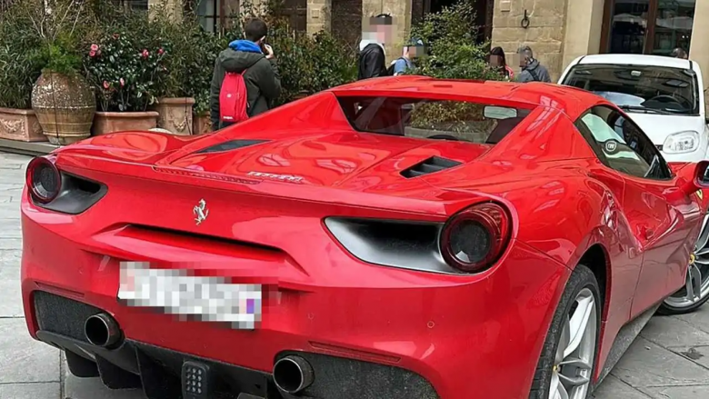 Turisti amerikan gjobitet me 500 dollarë pasi me Ferrarin e tij u fut brenda një sheshi në Itali