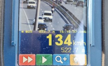 Voziti 130 km/h në zonën e shpejtësisë 80 në Mitrovicë, dënohet me 300 euro gjobë, tre pikë negative dhe tre muaj ndalim i vozitjes