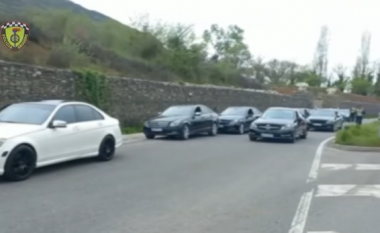 Organizonin gara shpejtësie në rrugën Tiranë-Elbasan, ndalohet dhe gjobiten 11 drejtues automjetesh